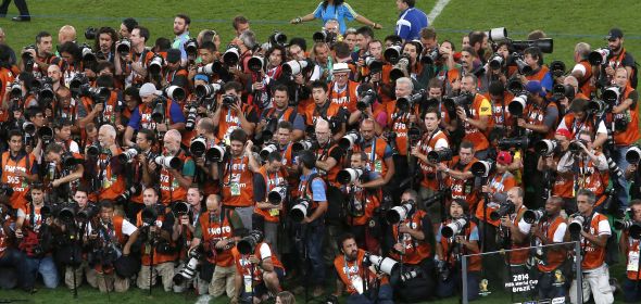 Photographers take their position for the award ceremony of the 2014 World Cup final between Germany and Argentina at the Maracana stadium in Rio de Janeiro July 13, 2014. REUTERS/David Gray (BRAZIL - Tags: SOCCER SPORT WORLD CUP) - RTR3YGZZ