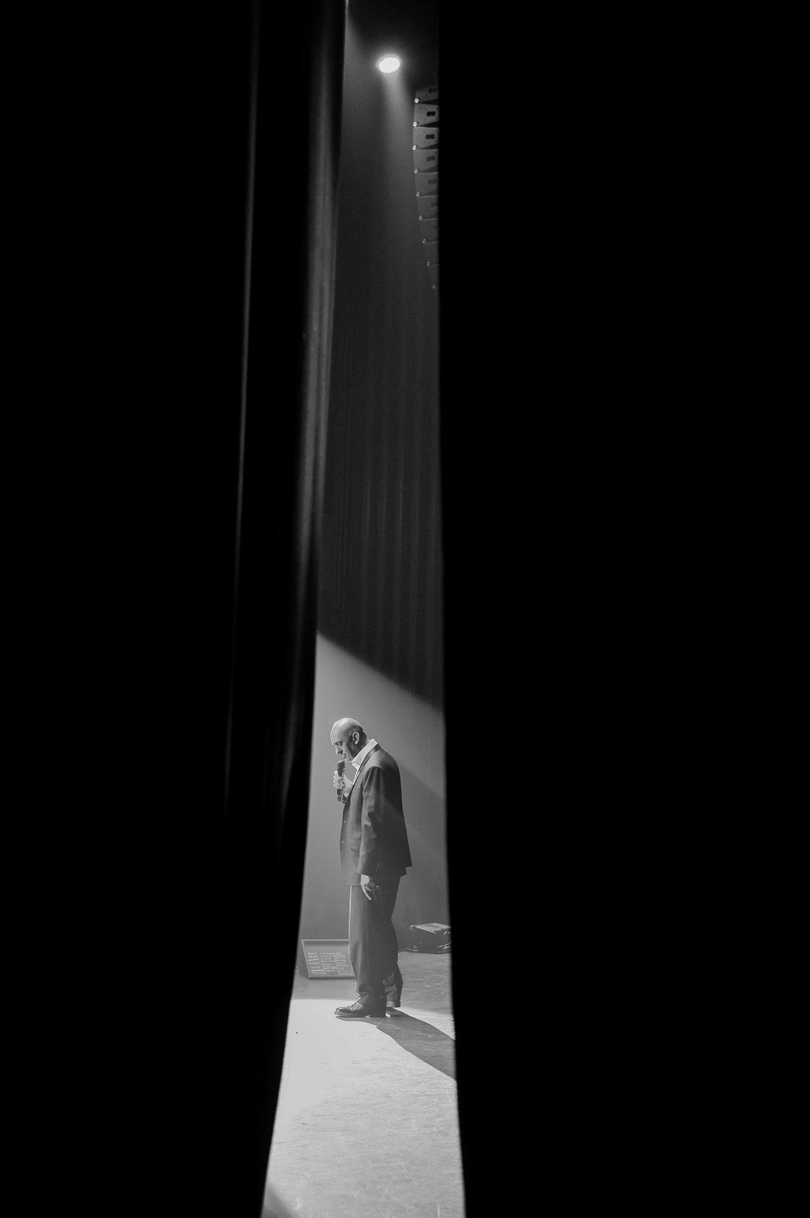 Mike Gunn, through the curtain at the Hammersmith Apollo. Photo Steve Best